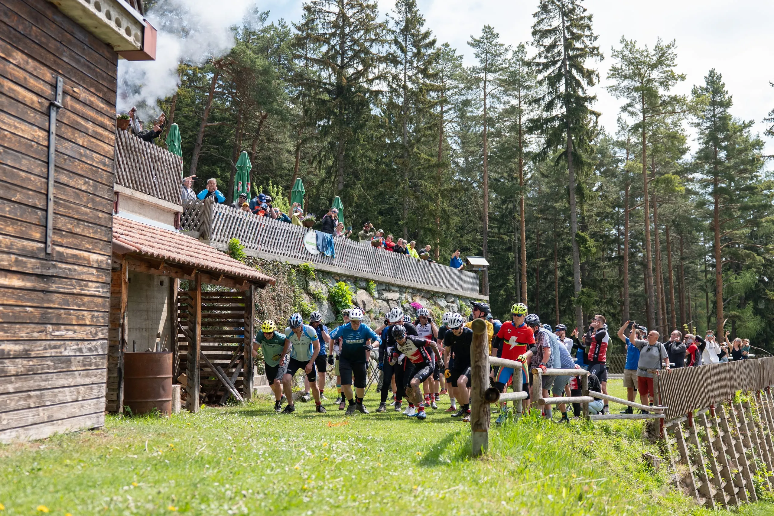 Startschuss: Das Feld läuft zu Fuß los, an der Holzwand der Pottschacherhütte vorbei